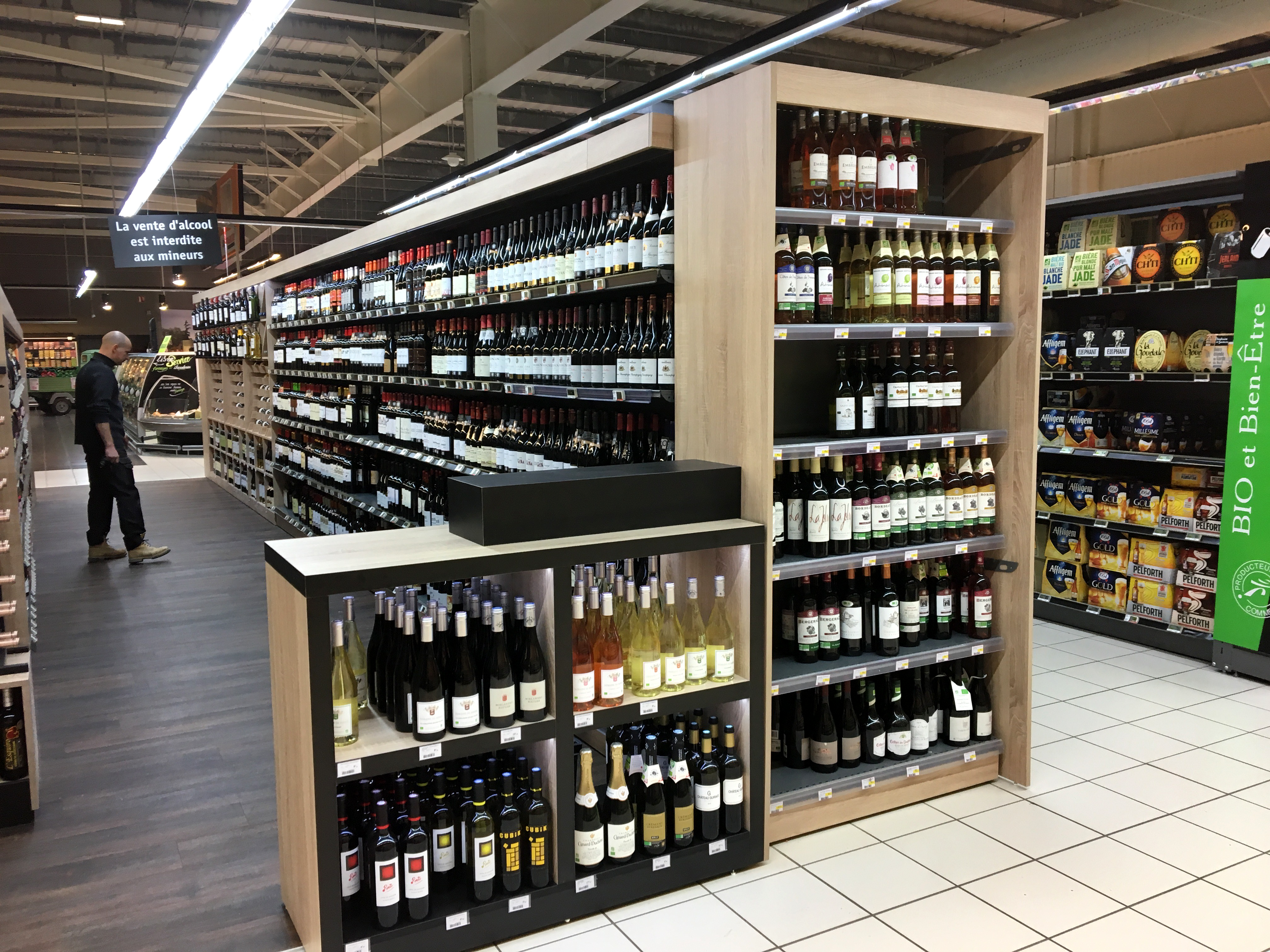Magasin supermarché cave a vin mobilier